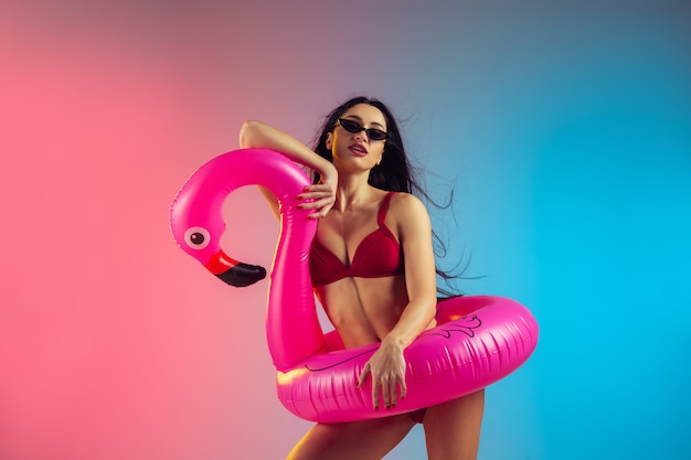 Mode portrait de jeune femme fit et sportive en maillot de bain de luxe rouge élégant. Corps parfait prêt pour l'été.