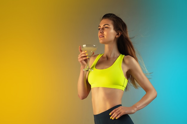 Mode portrait de jeune femme en forme et sportive sur fond dégradé. Corps parfait prêt pour l'été.