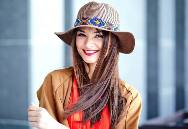 Mode portrait de jeune femme hippie modèle en journée ensoleillée d'été en vêtements hipster colorés lumineux en chapeau