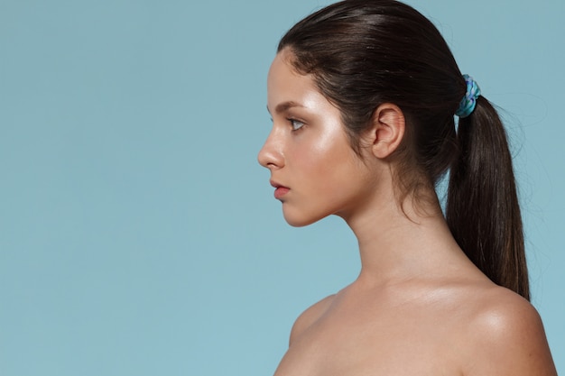 Mode Portrait De Jeune Femme Avec Un Maquillage Naturel.