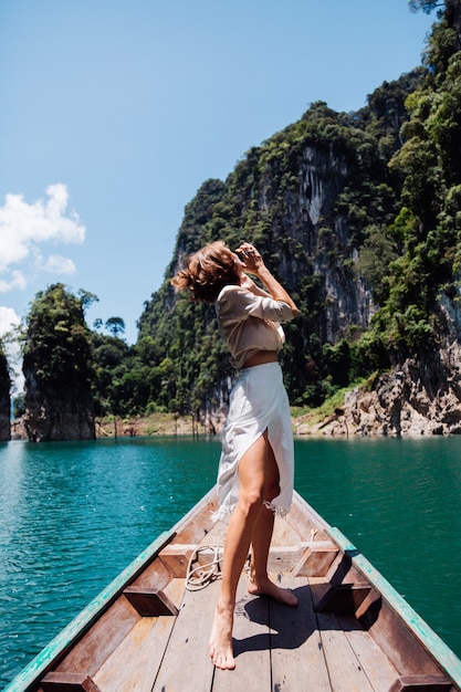 Photo gratuite mode portrait de jeune femme en vacances, sur un bateau en bois asiatique