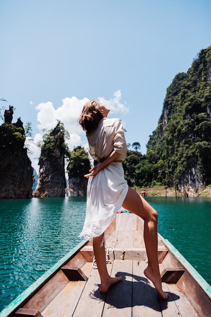 Mode portrait de jeune femme en vacances, sur un bateau en bois asiatique