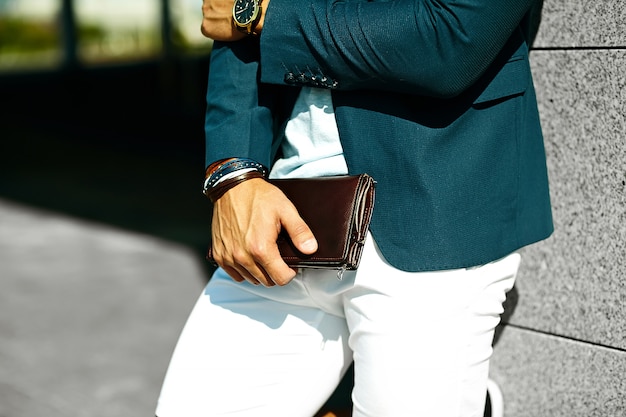 Photo gratuite mode portrait de jeune homme d'affaires beau modèle homme en costume de tissu décontracté avec accessoires sur les mains