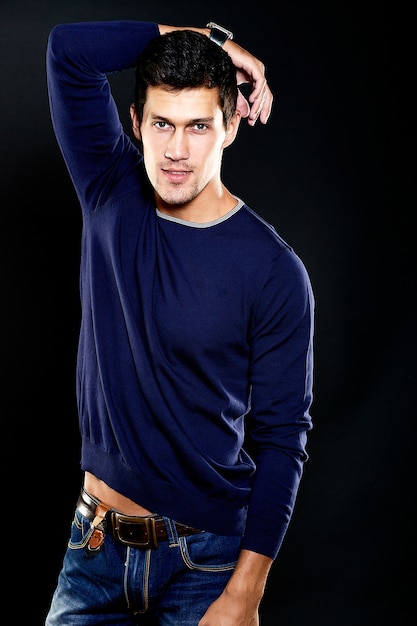 Mode portrait de jeune homme de race blanche. Beau modèle dans des vêtements décontractés qui pose en studio. Homme séduisant