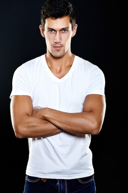 Mode portrait de jeune homme de race blanche. Beau modèle dans des vêtements décontractés qui pose en studio. Homme séduisant