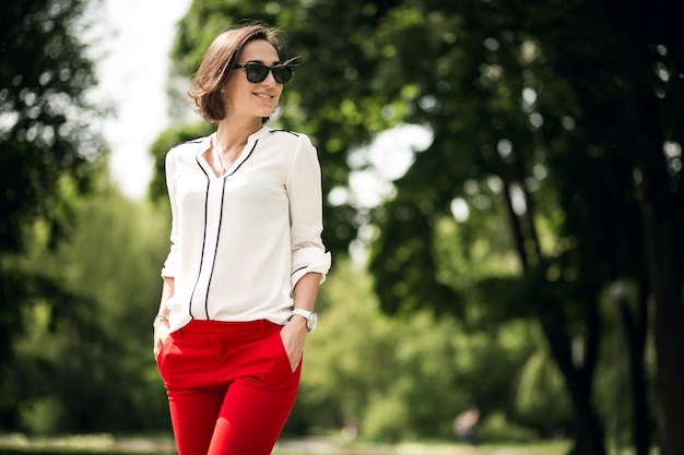 Mode sac rouge une promenade élégante