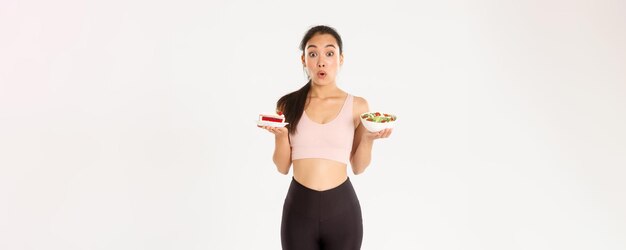 Mode de vie actif fitness et bien-être concept portrait de jolie fille asiatique indécise et tentante t