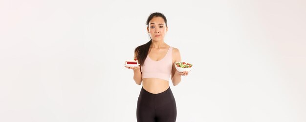 Mode de vie actif fitness et bien-être indécis cute asian slim girl en tenue d'entraînement hol