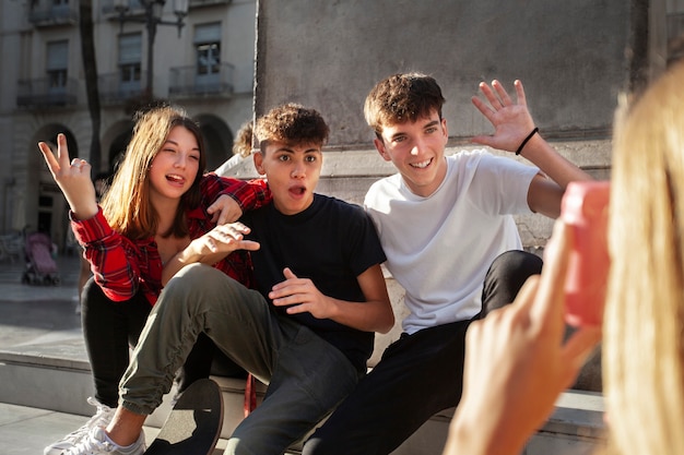 Photo gratuite mode de vie des adolescents dans la ville