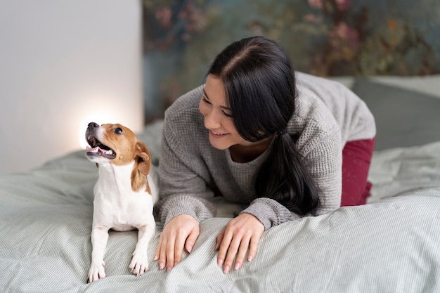 Photo gratuite mode de vie des animaux de compagnie avec le propriétaire