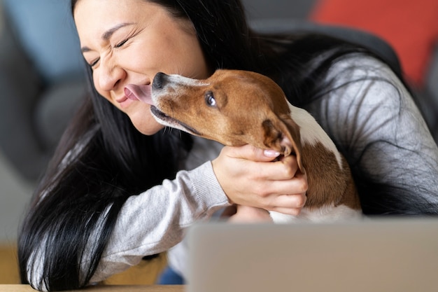 Photo gratuite mode de vie des animaux de compagnie avec le propriétaire