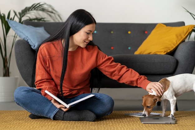 Photo gratuite mode de vie des animaux de compagnie avec le propriétaire