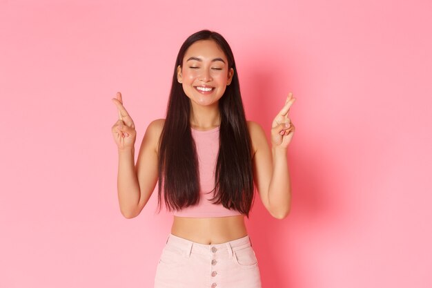 Mode de vie beauté et femmes concept portrait d'une fille asiatique heureuse et pleine d'espoir dans des vêtements d'été faisant wis...