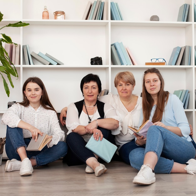 Mode de vie communautaire des femmes assis sur le sol