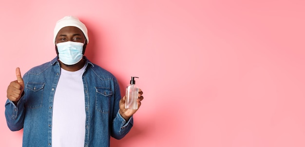 Photo gratuite mode de vie covid et concept de verrouillage bel homme hipster afro-américain en masque facial et bonnet sh