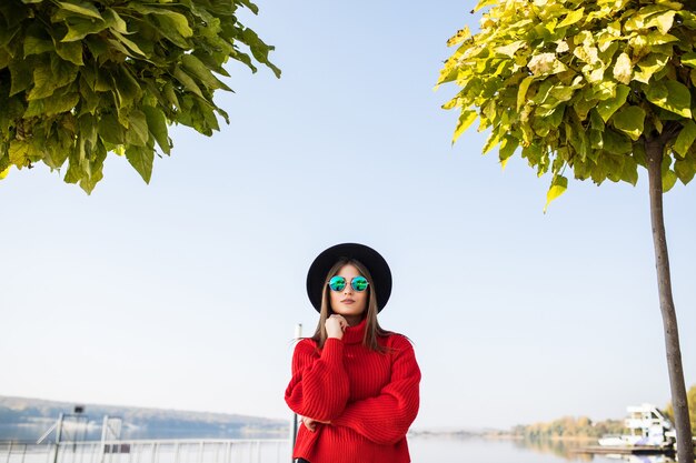 Mode de vie ensoleillé d'été portrait de jeune femme élégante hipster marchant dans la rue