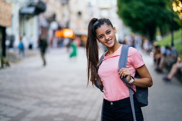 Mode de vie d'été mode portrait de jeune femme élégante hipster marchant dans la rue