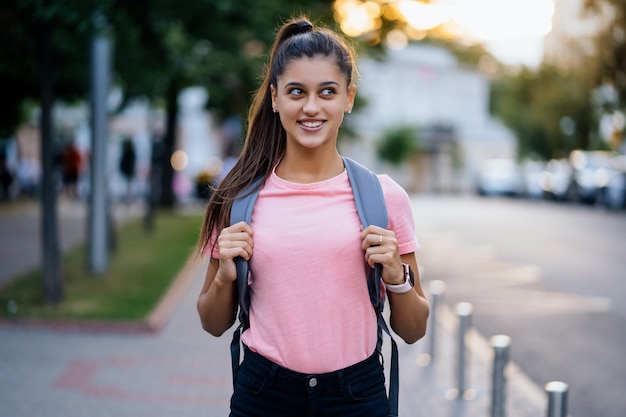 Mode de vie d'été mode portrait de jeune femme élégante hipster marchant dans la rue