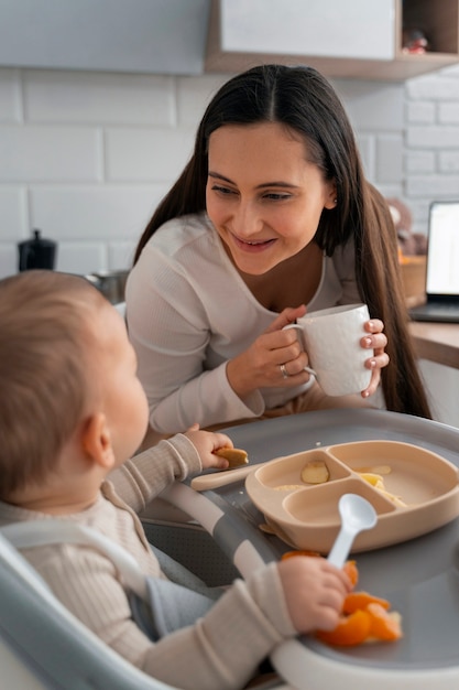 Photo gratuite mode de vie de la femme en train de devenir mère