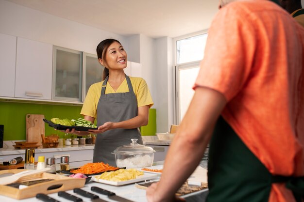 Mode de vie : les gens apprennent à faire des sushis