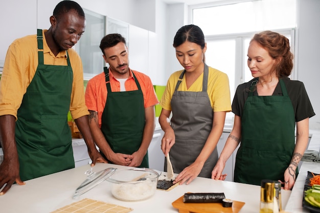 Mode de vie : les gens apprennent à faire des sushis