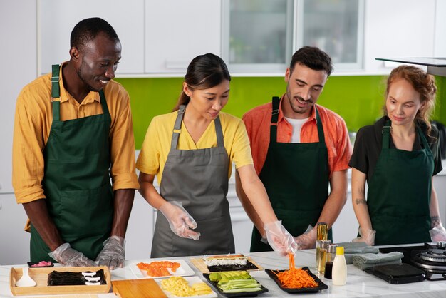 Mode de vie : les gens apprennent à faire des sushis