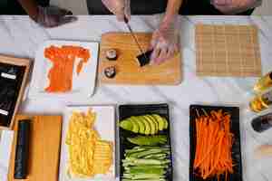 Photo gratuite mode de vie : les gens apprennent à faire des sushis