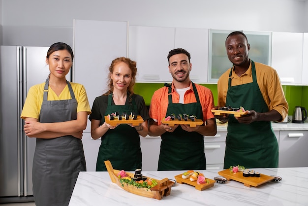 Photo gratuite mode de vie : les gens apprennent à faire des sushis