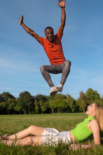 Photo gratuite mode de vie des gens qui sautent