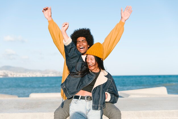 Mode de vie des jeunes amis à l'extérieur