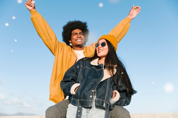 Mode de vie des jeunes amis à l'extérieur