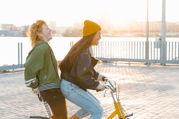 Mode de vie des jeunes amis à l'extérieur