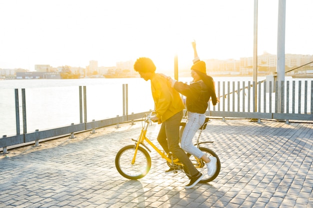 Mode de vie des jeunes amis à l'extérieur