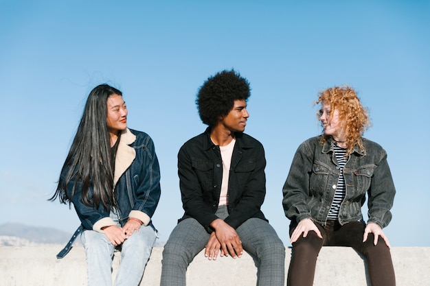 Mode de vie des jeunes amis à l'extérieur