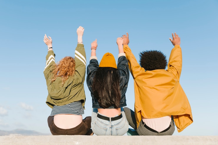 Photo gratuit mode de vie des jeunes amis à l'extérieur