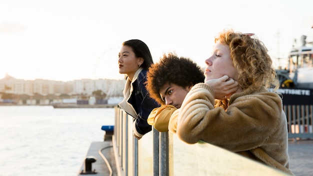 Photo gratuite mode de vie de jeunes amis en plein air