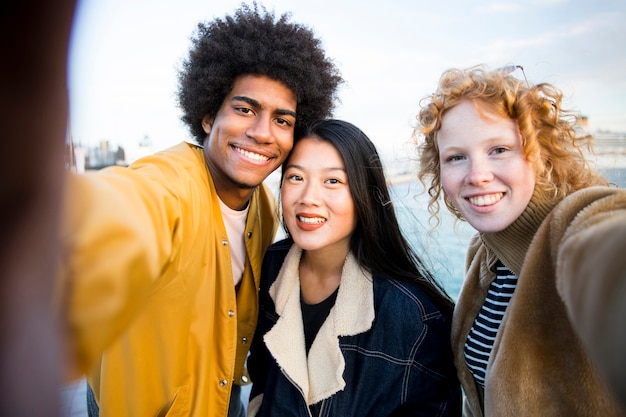 Mode de vie de jeunes amis en plein air