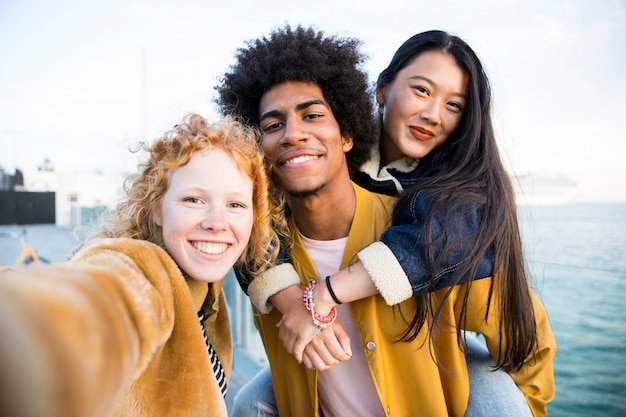 Mode de vie de jeunes amis en plein air