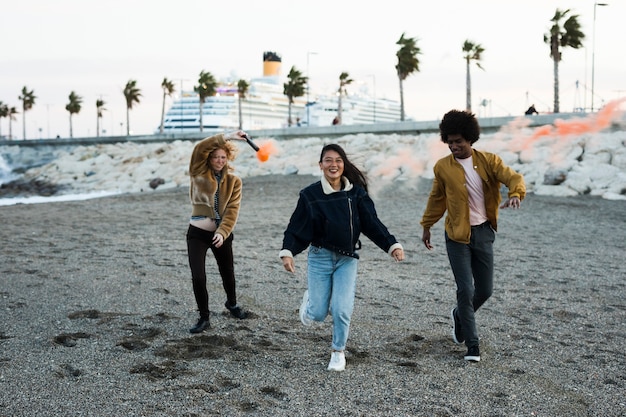 Mode de vie de jeunes amis en plein air