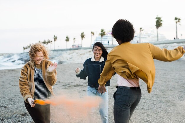 Mode de vie de jeunes amis en plein air