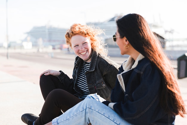 Mode de vie de jeunes amis en plein air