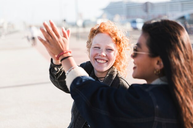 Mode de vie de jeunes amis en plein air