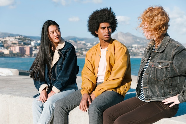 Mode de vie de jeunes amis en plein air