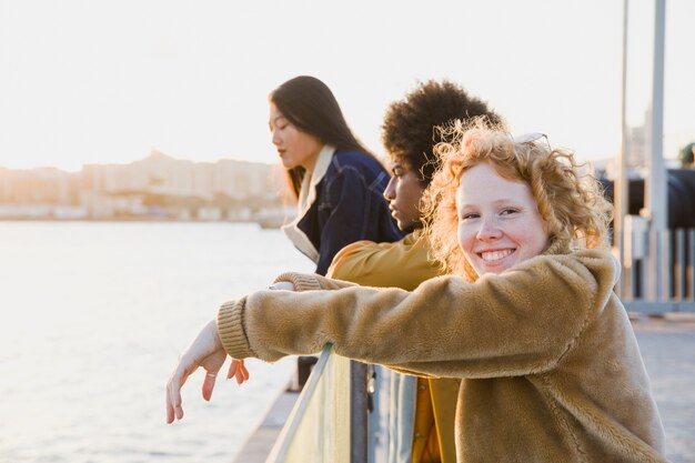 Mode de vie de jeunes amis en plein air