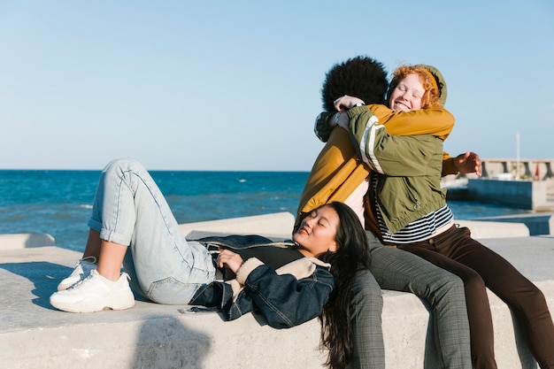 Photo gratuite mode de vie de jeunes amis en plein air