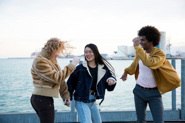 Photo gratuite mode de vie de jeunes amis en plein air