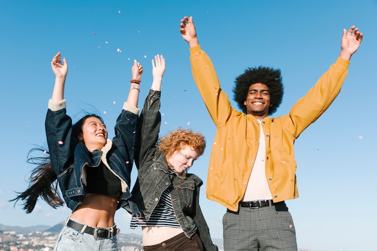 Photo gratuit mode de vie de jeunes amis en plein air