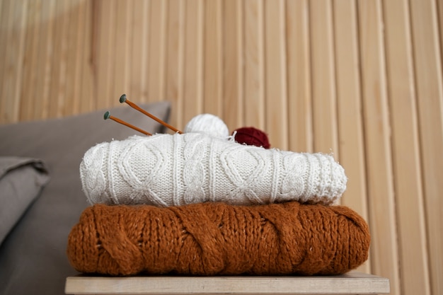 Mode de vie à la maison d'hiver avec du fil à tricoter
