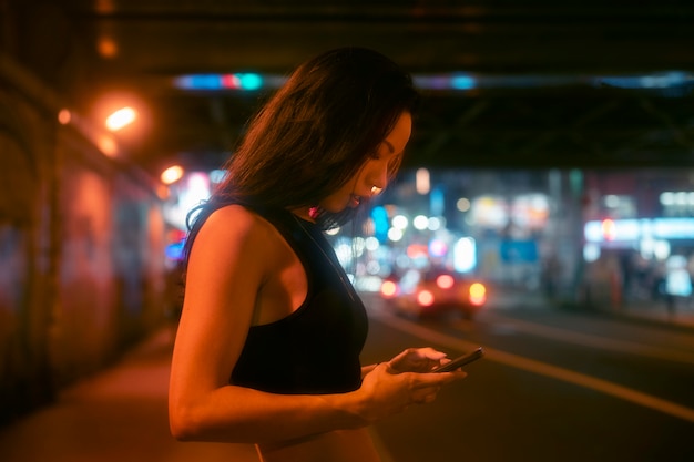 Photo gratuite mode de vie de nuit en ville avec jeune femme