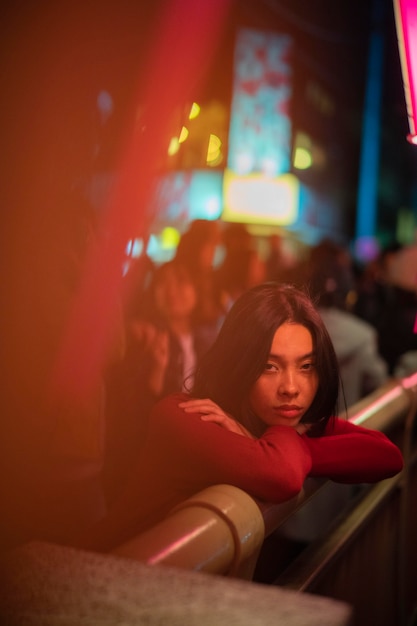 Mode de vie de nuit en ville avec jeune femme